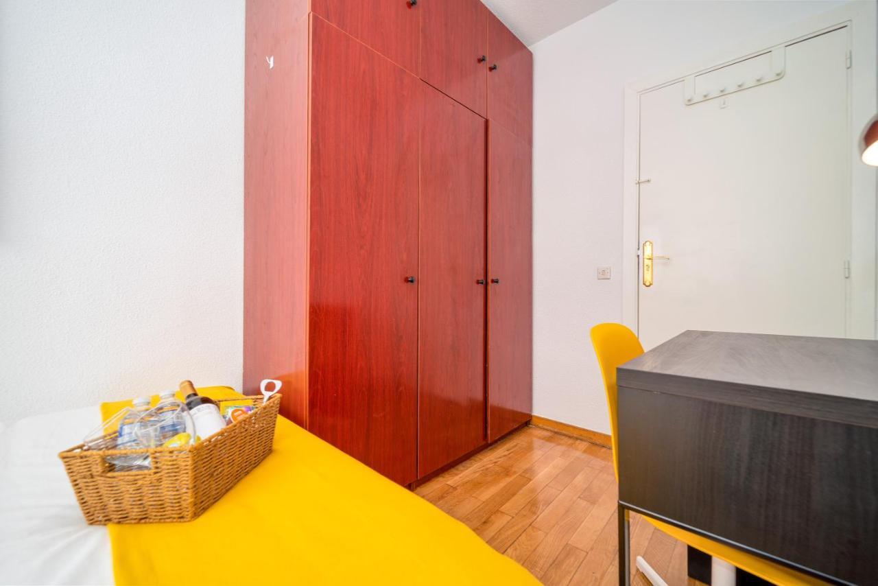 B Casacafe Madrid Pozuelo 2 Bano Fuera De La Habitacion O Compartido Pozuelo de Alarcón Dış mekan fotoğraf